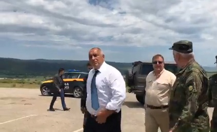 Премиерът Борисов наблюдава военни демонстрации на полигона "Ново село" (ВИДЕО)