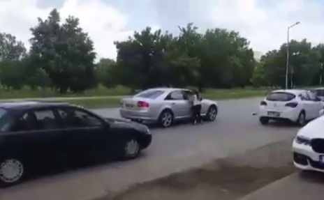 Задържаха мъж, влачил с колата си жена след катастрофа в София (ВИДЕО)