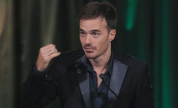 Ники Илиев нахапан от куче по време на снимки