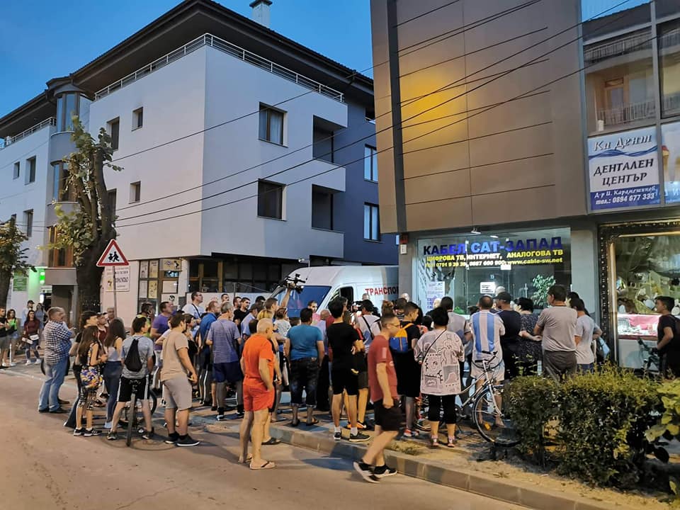 В Гоце Делчев излязоха на протест заради спирането на телевизията и интернета