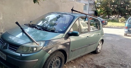 Надупчиха с кирки колата на кандидат за ректор на варненски университет