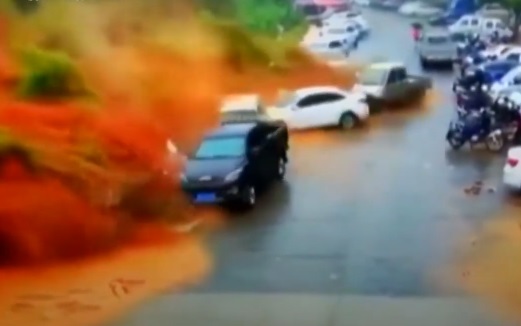 Вижте как гигантско свлачище помита коли от пътя (ВИДЕО)