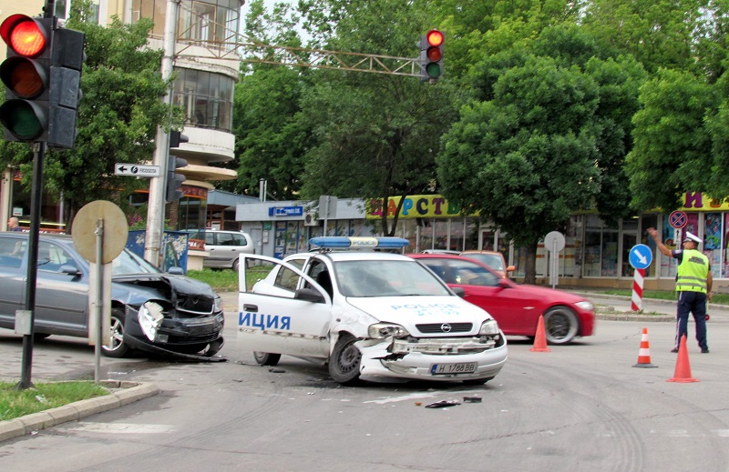Кола мина на червено и помля патрулка в Шумен (СНИМКИ)