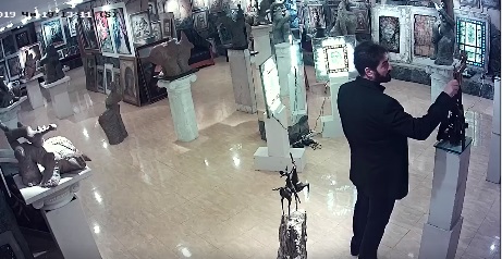 Мъж задигна скулптура на художника Ставри Калинов (ВИДЕО)