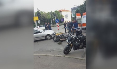 Моторист и спътницата му са в болница след катастрофа на столичния бул. "България"