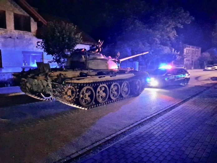 Пиян "танкист" подкара съветски танк из градче в Полша (СНИМКИ)