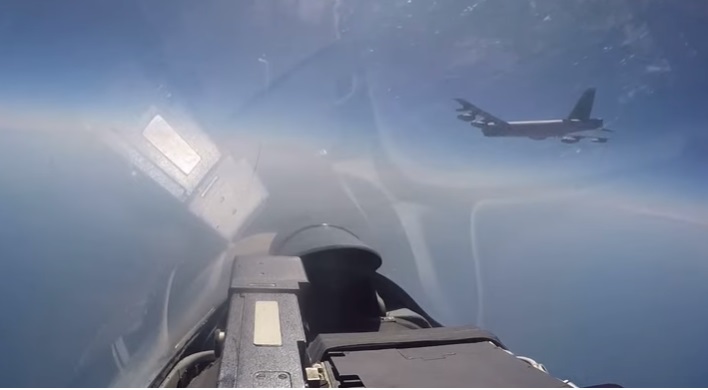 Руски Су-27 са прихванали американски бомбардировачи в Черно и Балтийско море (ВИДЕО)