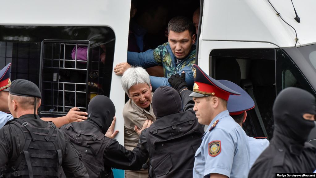 Казахстан актуализира броя на арестуваните при протестите около изборите - на 4000