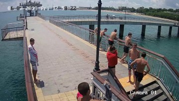 Тийнейджъри повредиха камера, за да скачат от Моста в Бургас