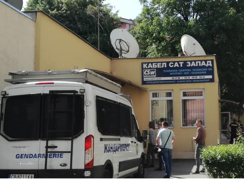 Кабелни оператори на протест пред сградата на МС