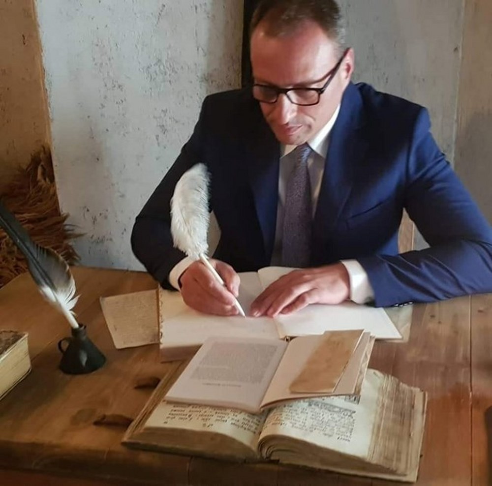 Кметът на Банско пръв започна препис на „История Славянобългарска“