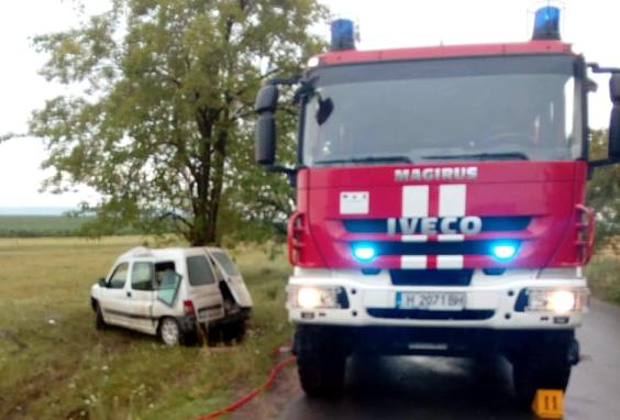 Шофьор катастрофира смъртоносно в дърво