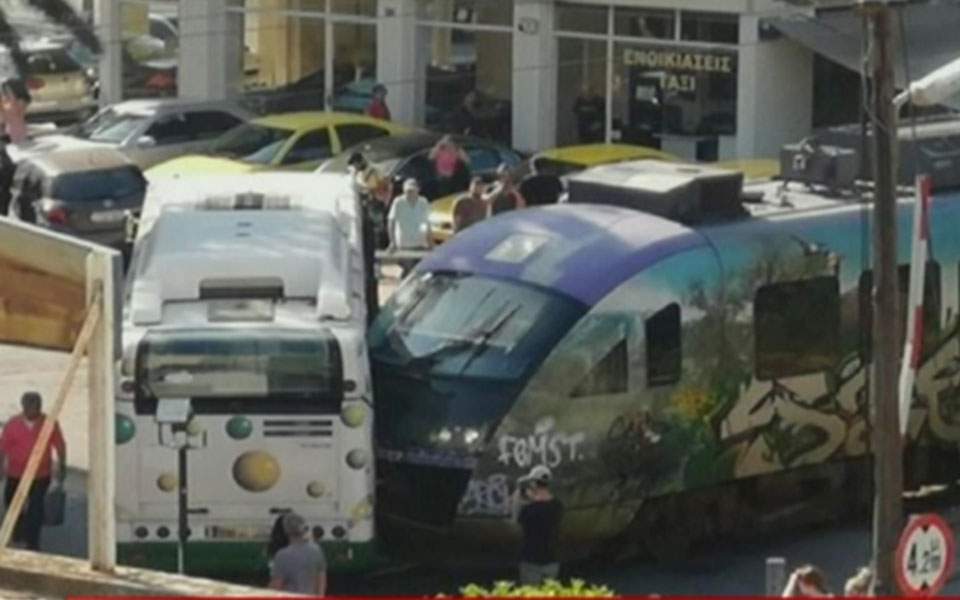 Влак и автобус се удариха в Атина