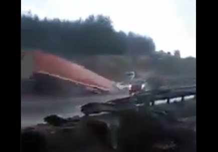 Вижте как тир поднася на мокър път и пада в пропаст, повличайки кола (ВИДЕО)