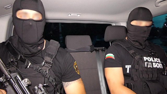 Вижте кадри от акцията на спецпрокуратурата, ГДБОП и ДАНС срещу престъпната група за трафик на мигранти (СНИМКИ и ВИДЕО)