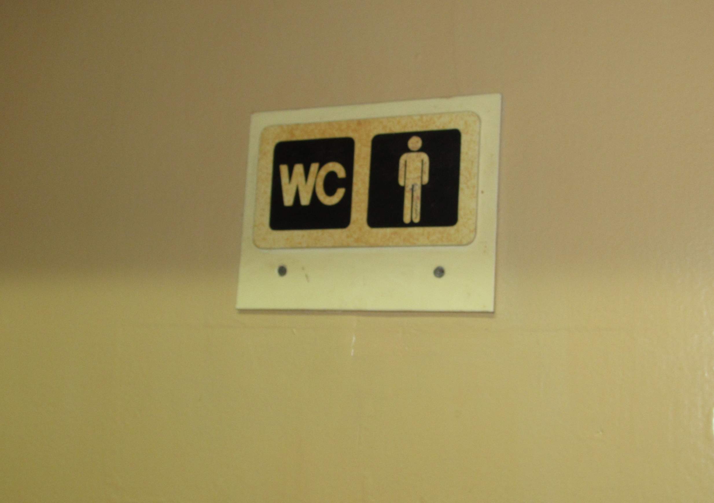 Чанта с 600 евро изчезна от WC