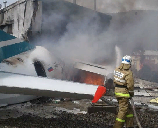 Руски пътнически самолет АН-24 се запали при аварийно кацане в Бурятия, пилотите загинаха (СНИМКИ и ВИДЕО)