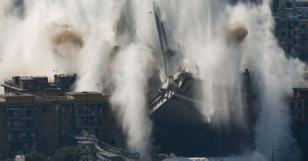 Взривиха останките от моста, който погуби 43-ма души в Генуа (СНИМКИ, ВИДЕО)