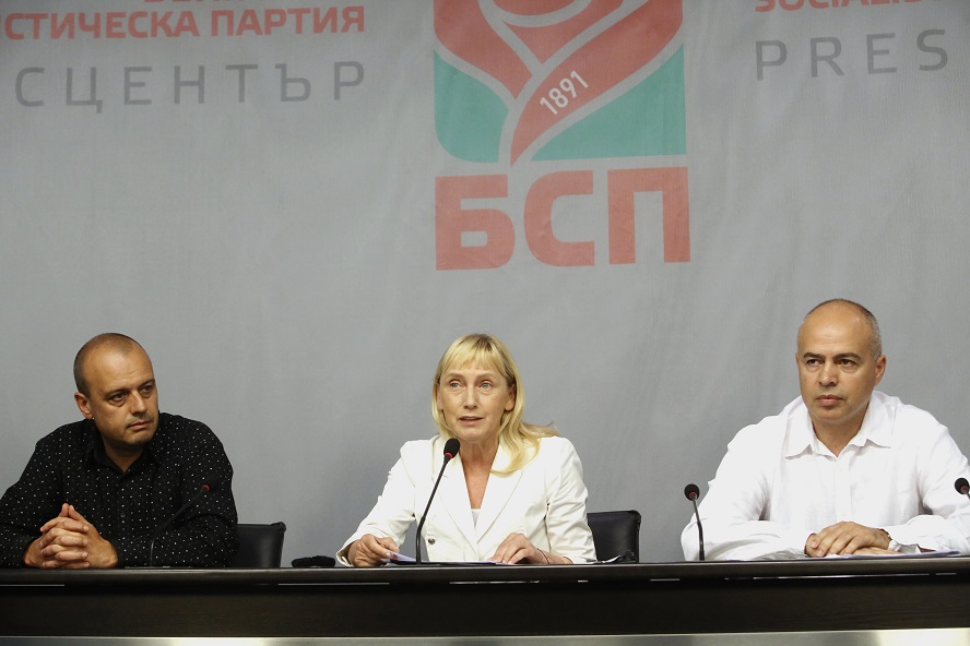 Елена Йончева: Ще сезираме ЕК, че АПИ отказва проверка за качеството на пътищата