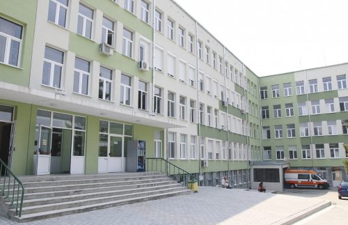 Лекари на пределна възраст работят в болницата в Павликени