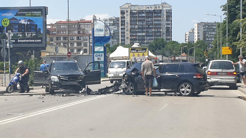 Тежка катастрофа между два джипа на столичен булевард