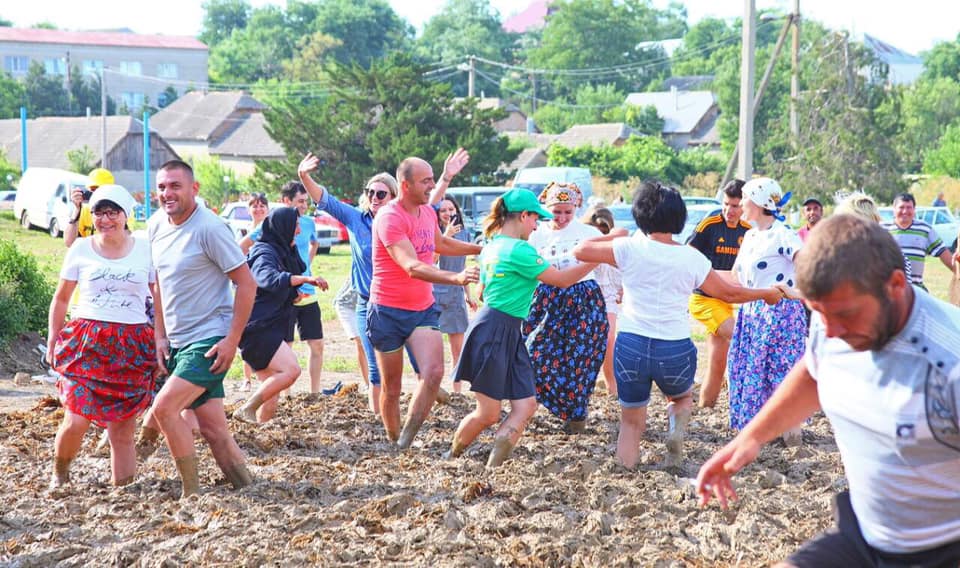 Вижте защо бесарабски българи играха хоро в кал до колене (ВИДЕО, СНИМКИ)