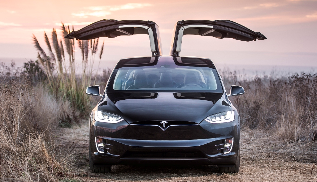 Отпада годишното обслужване на електромобили Tesla