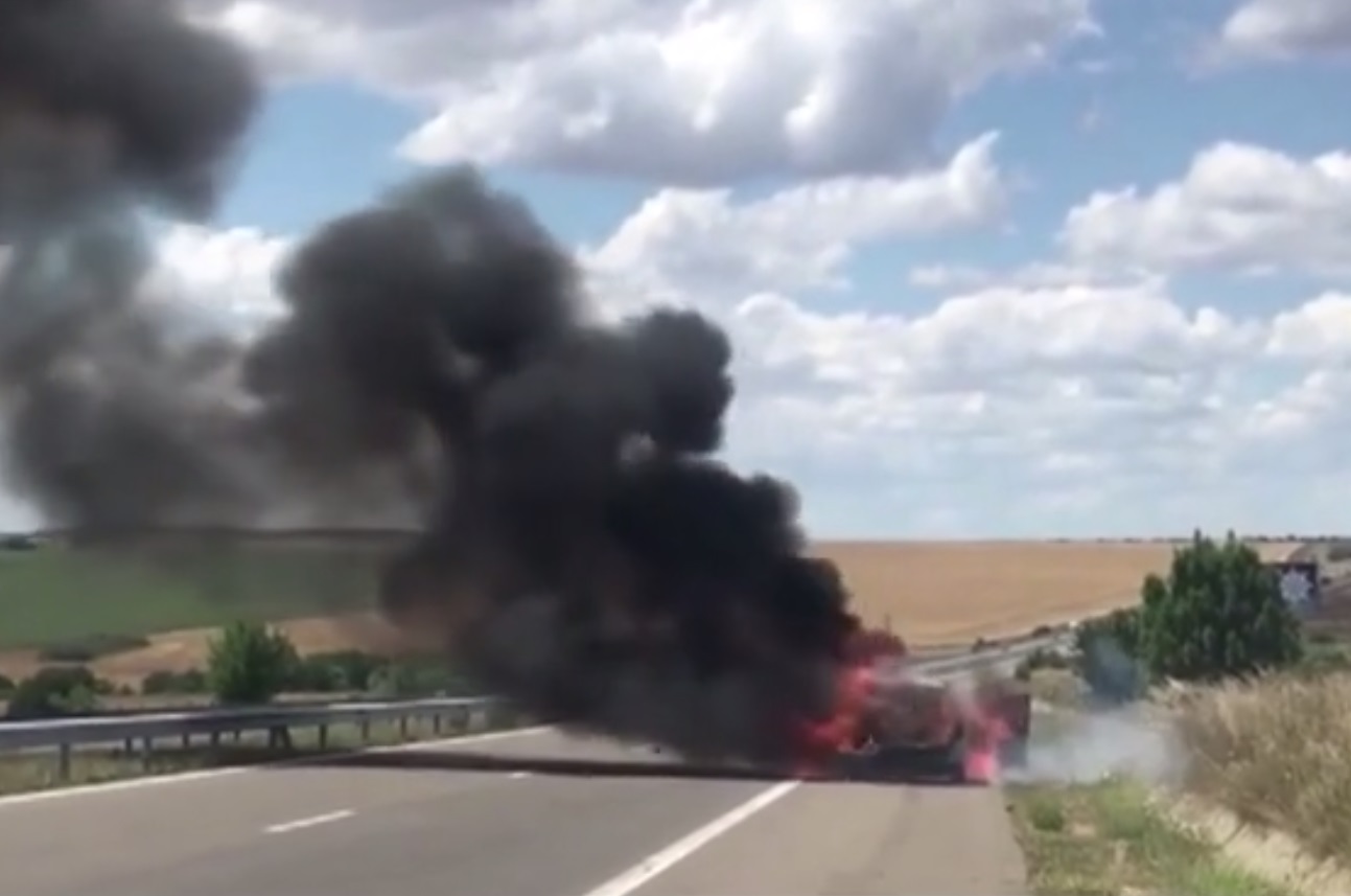 Кола се запали в движение на изхода от Бургас на магистрала "Тракия"
