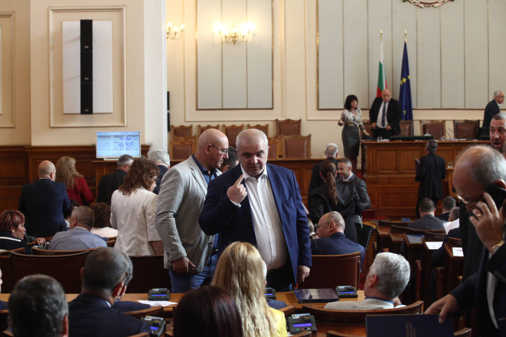 Поради липса на кворум заседанието на парламента бе отменено