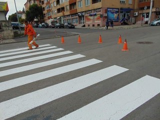 Монтират допълнително осветление около пешеходните пътеки в Търговище