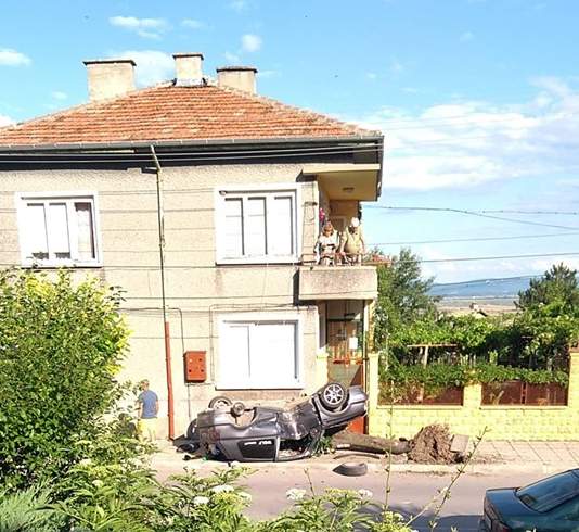 Голф изкорени дърво и се преобърна