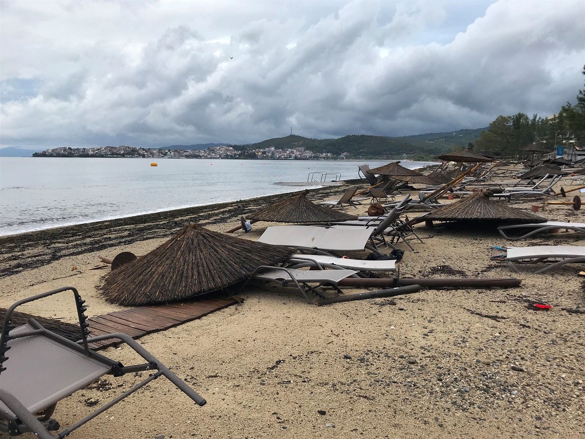 Външно предупреждава: Предстоят бури и през уикенда в Гърция
