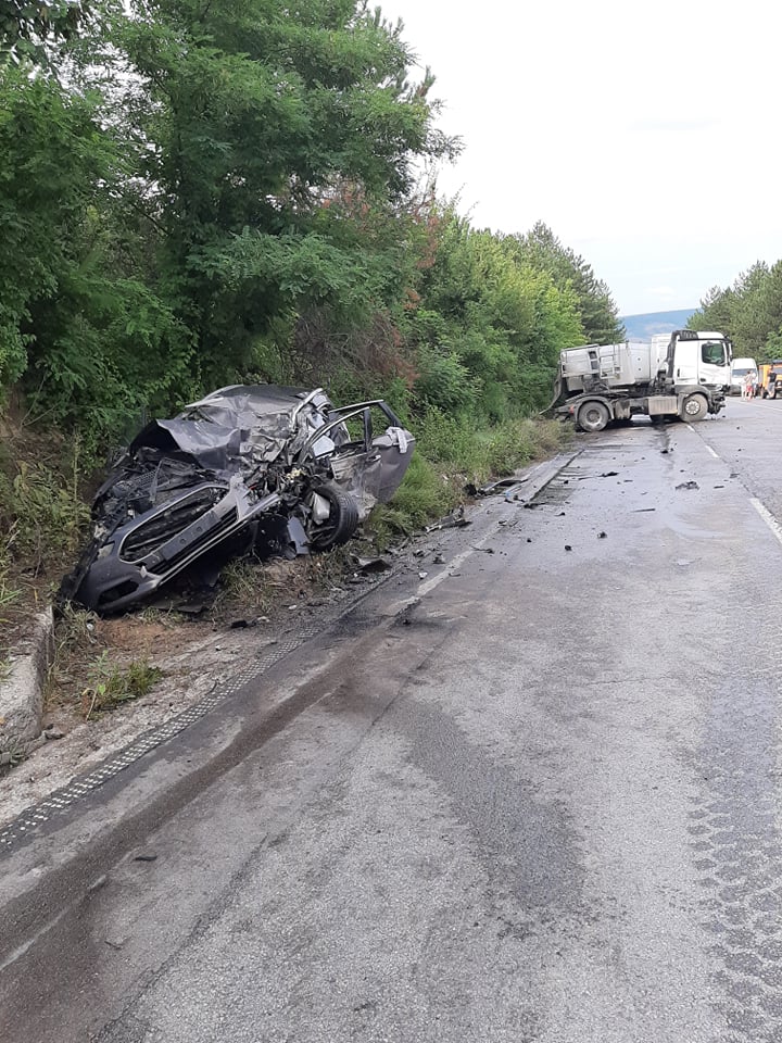 Двама загинали и ранено дете в румънска кола при катастрофа с влекач