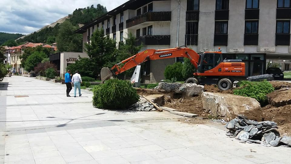 Кметът на Белица подкара багер