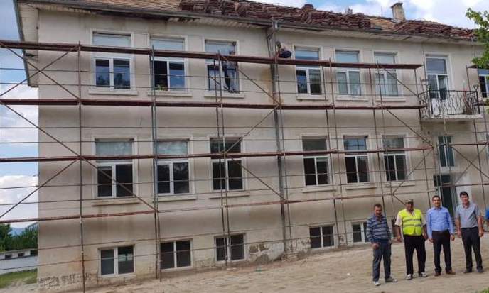 Ремонтират селско училище, изхвърлят печките на дърва