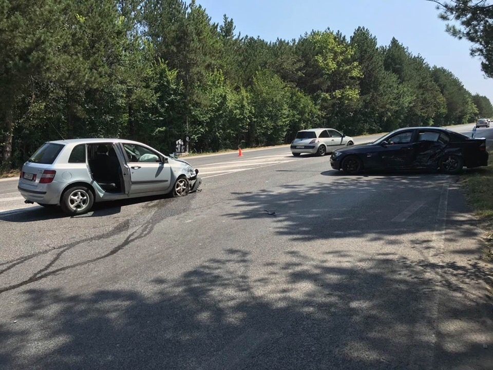 Два автомобила се сблъскаха край Търново