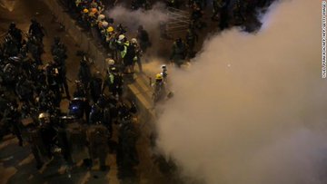 Полицията използва сълзотворен газ и гумени куршуми срещу протестиращи в Хонконг