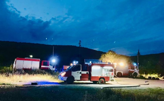 Пожар в автосервиз изпепели 10 коли и камион