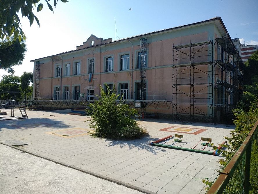 В Бургас ремонтират Помощното училище