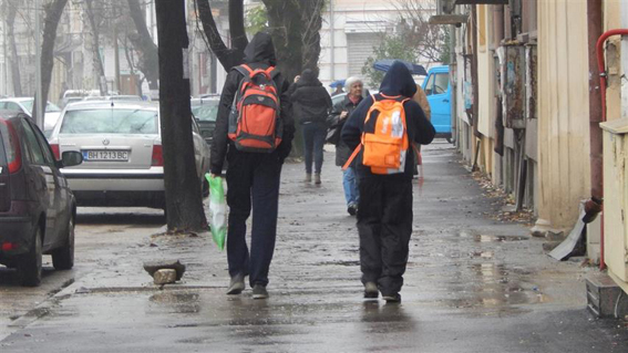 Екипи търсят ученици с отсъствия