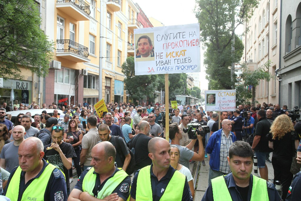 Протести "за" и "против" кандидатурата на Иван Гешев за главен прокурор (СНИМКИ)