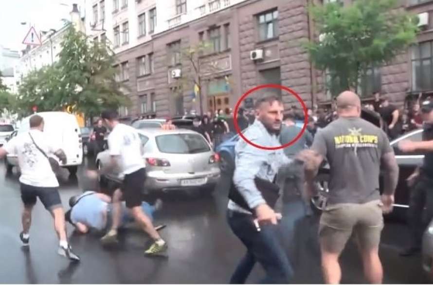 Нападнаха Петро Порошенко в центъра на Киев (ВИДЕО)
