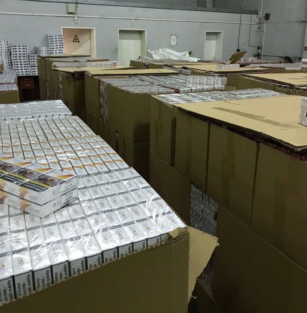 Заловиха тир с близо 250 000 кутии контрабандни цигари на "Кулата"