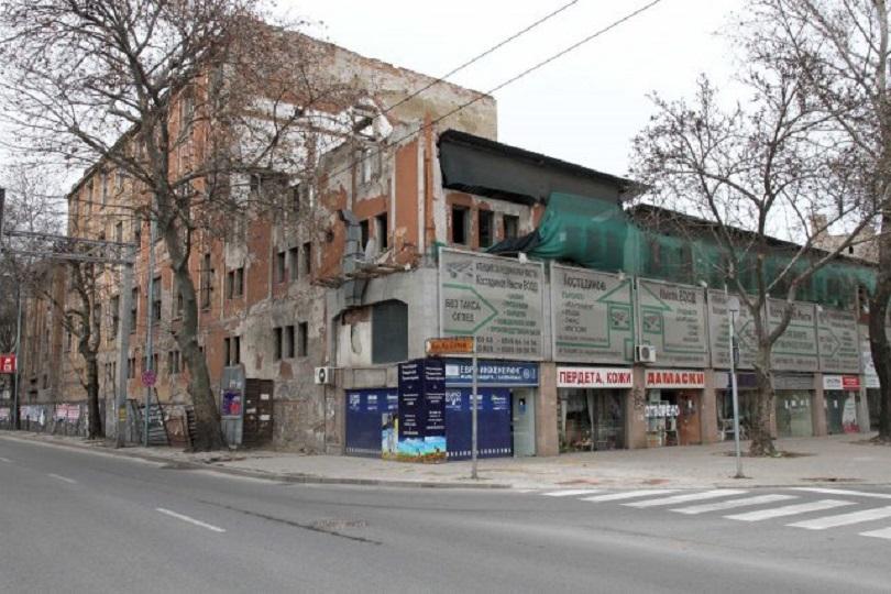 Министър Банов спря събарянето на полуразрушения тютюнев склад в Пловдив