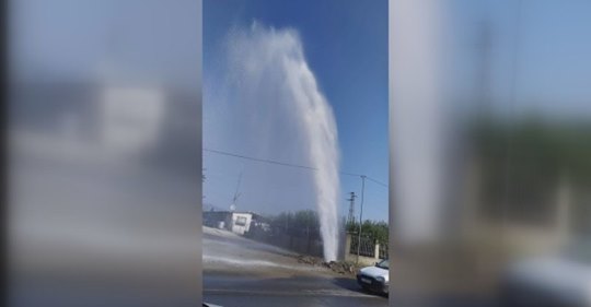 20-метров гейзер бликна в Благоевград, след като работници скъсаха водопровод