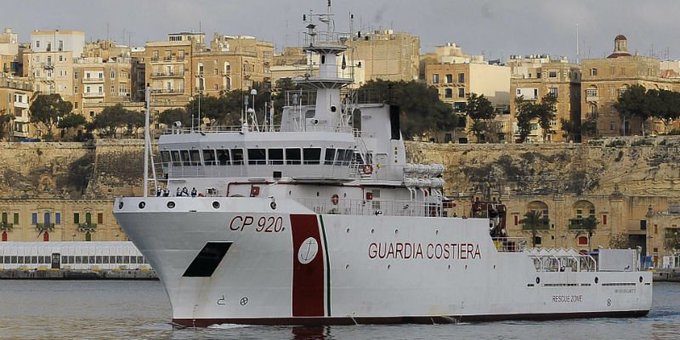 Над 130 мигранти са блокирани на кораб на италианско пристанище