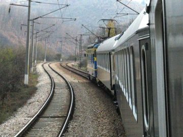 Мъж бутна 8-годишно дете под колелата на влак в Германия
