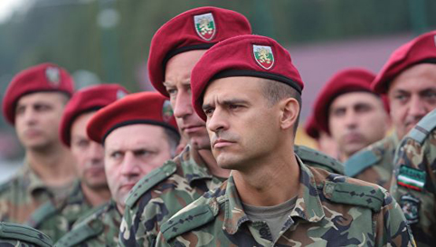 Вдигат парите на военните за униформи