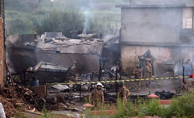 17 души са загинали при катастрофа на военен самолет в Пакистан