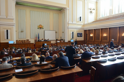 Радев прати даренията за партии на КС (ОБЗОР)